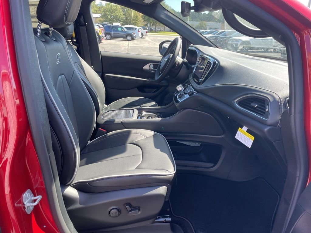 New 2026 Chrysler Pacifica Limited image 16