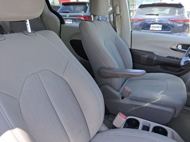 Used 2017 Chrysler Pacifica Touring FWD image 10