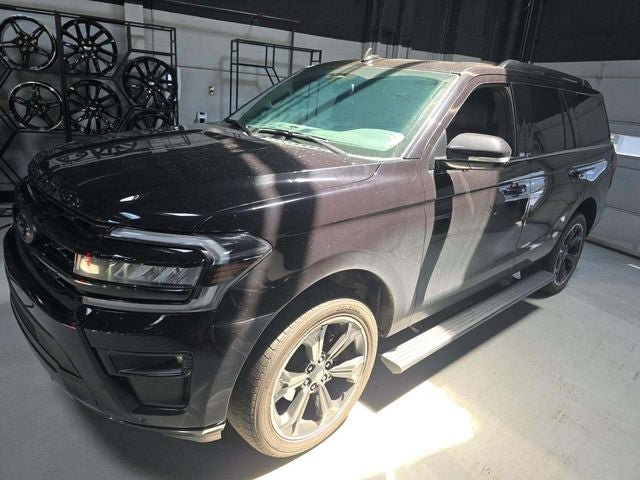 Used 2024 Ford Expedition Limited AWD/4WD image 3