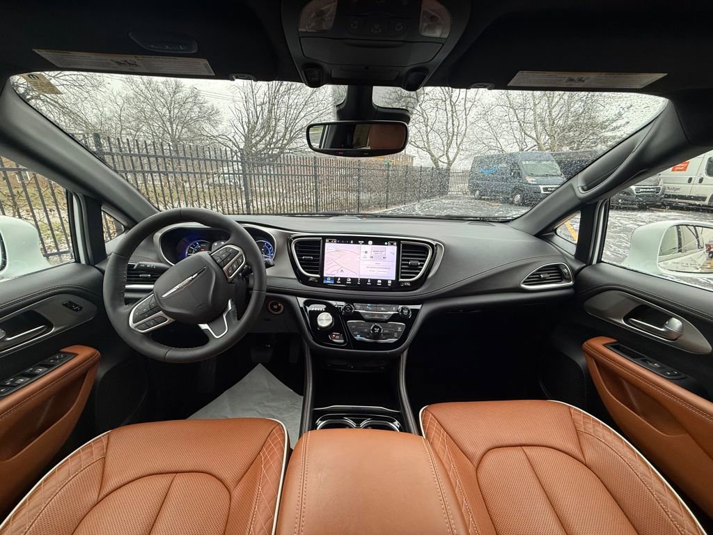 Used 2024 Chrysler Pacifica Pinnacle image 11