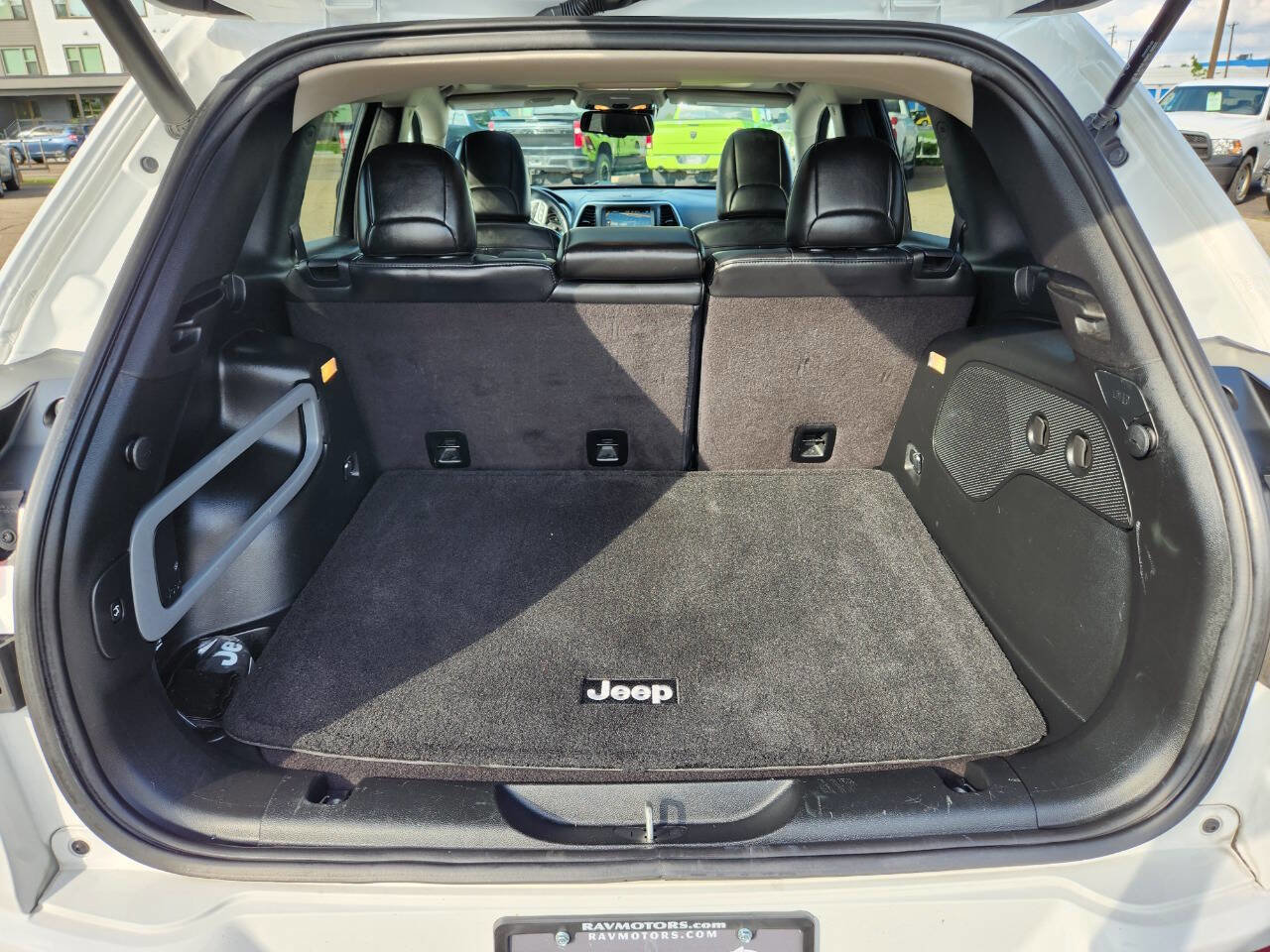 Used 2017 Jeep Cherokee Overland w/ Technology Group image 29