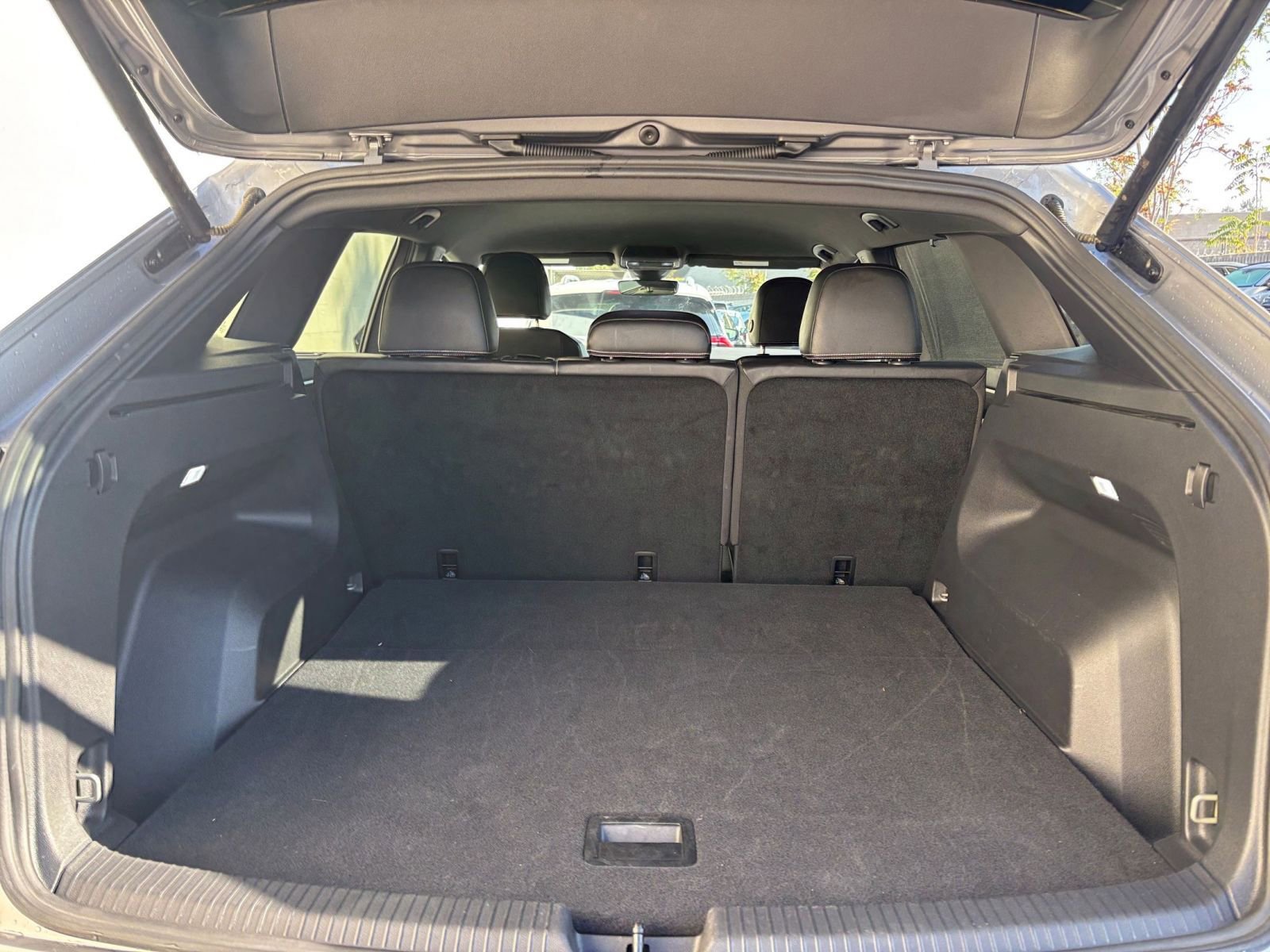 Used 2025 Volkswagen Atlas Cross Sport SE image 31