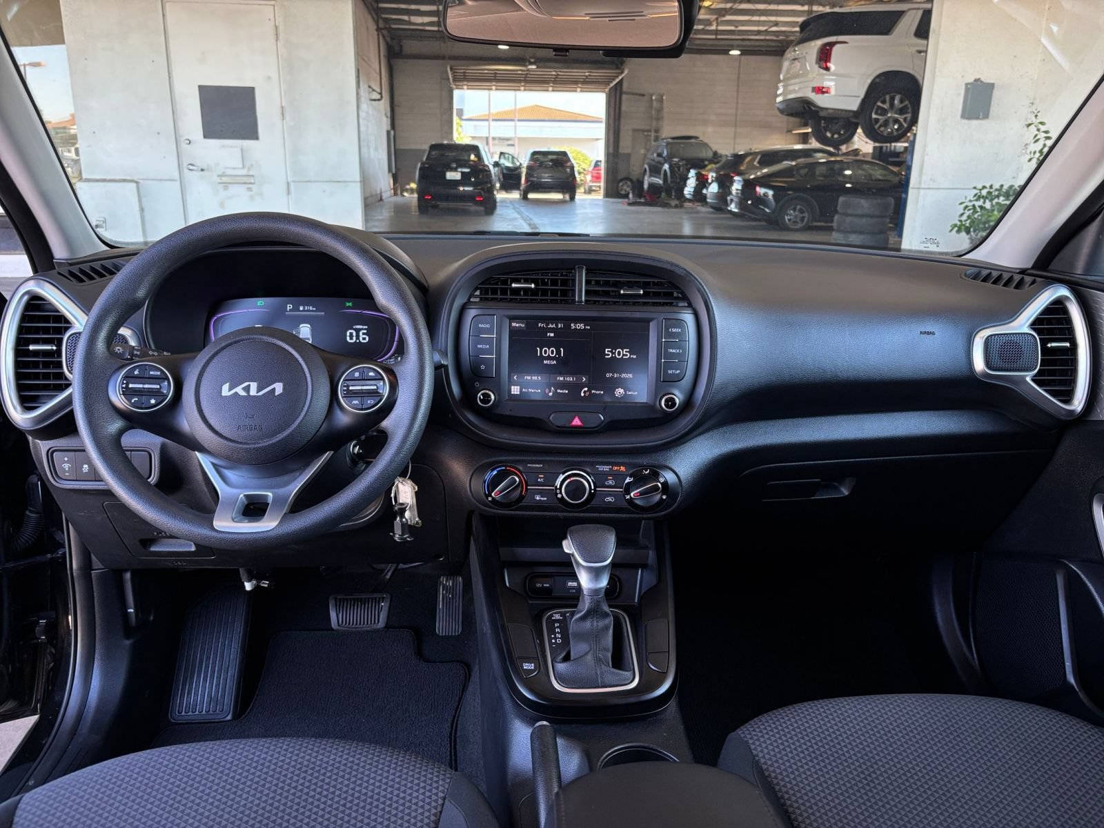 Used 2025 Kia Soul LX w/ LX Technology Package FWD image 31
