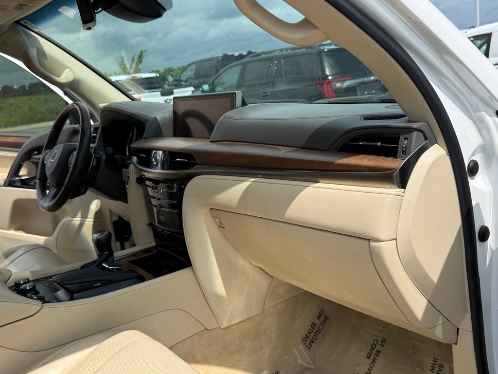 Used 2017 Lexus LX 570 4WD w/ Luxury Package image 18