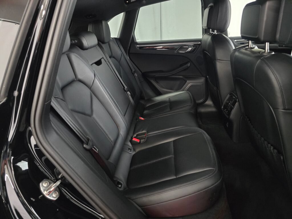 Certified 2024 Porsche Macan AWD/4WD image 25