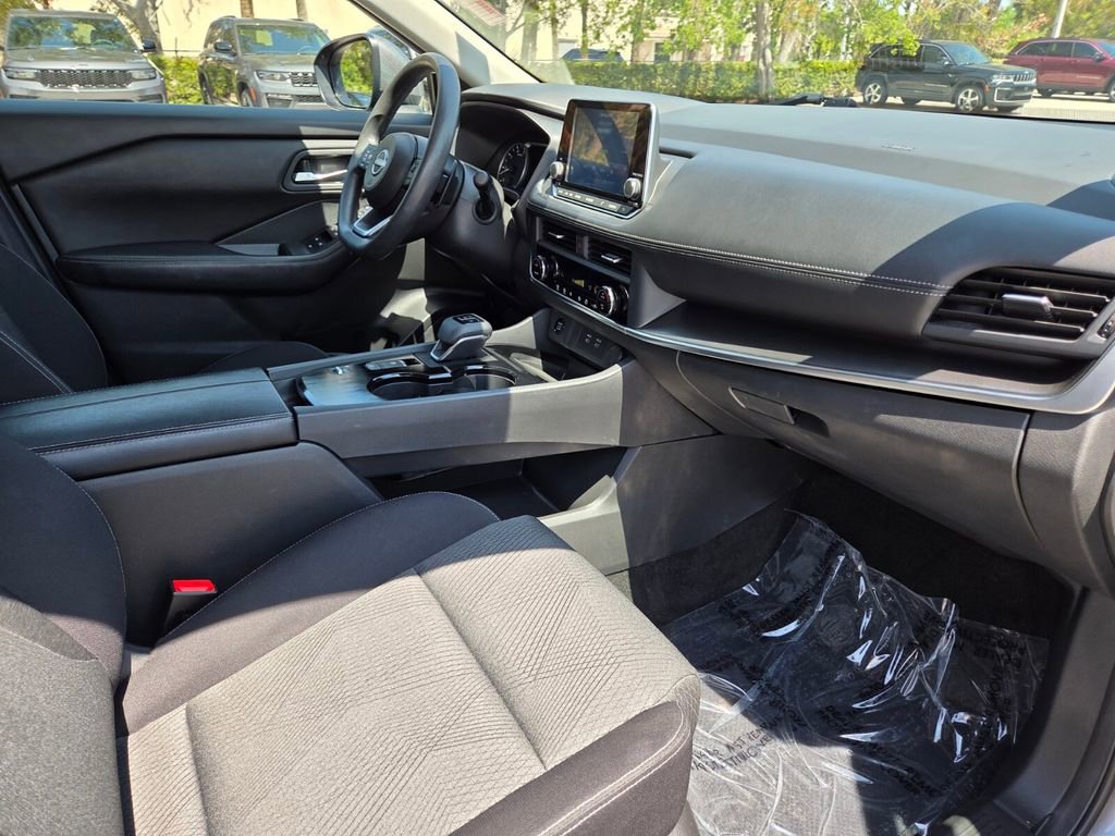 Used 2024 Nissan Rogue SV image 9