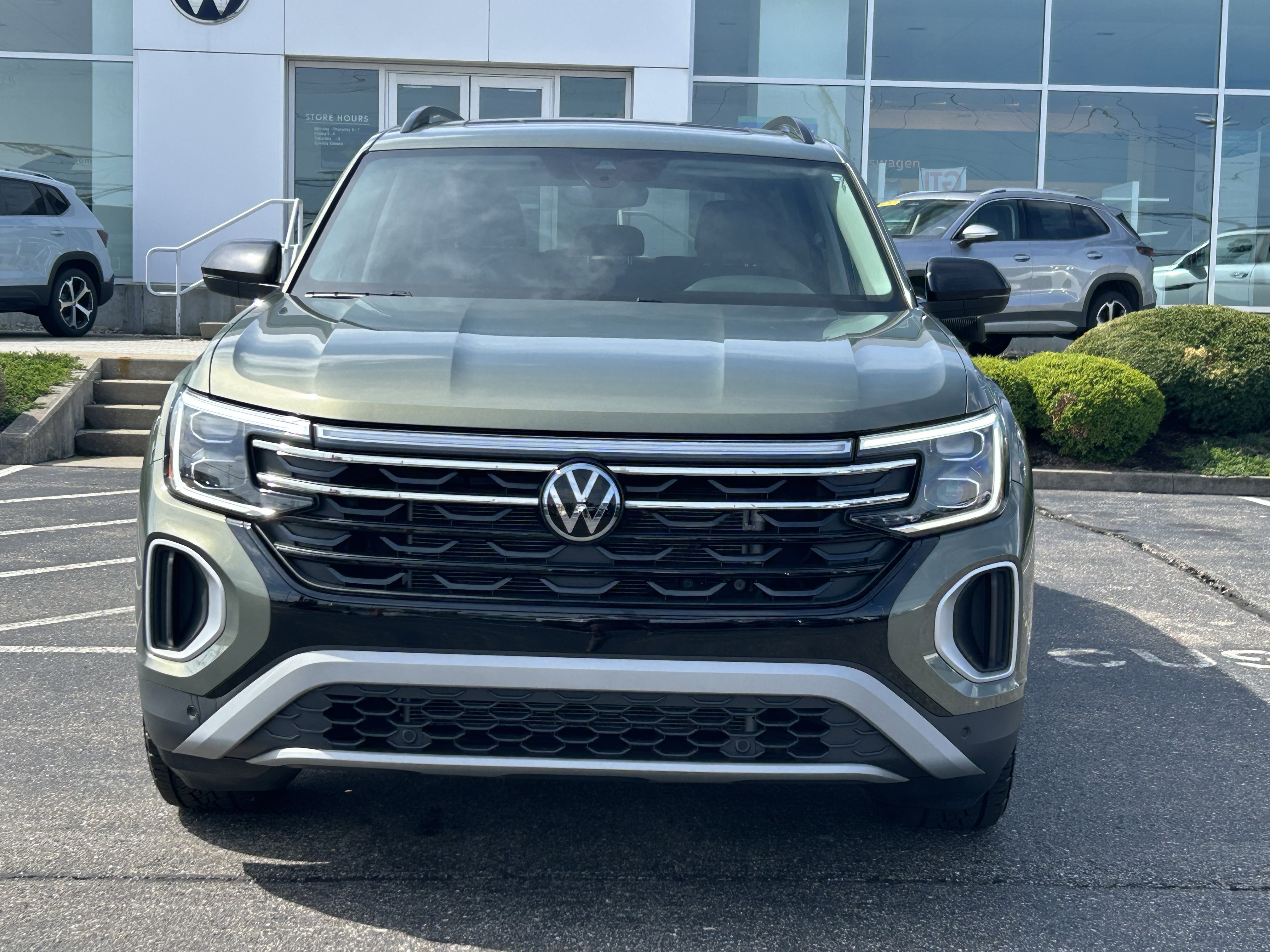 Certified 2025 Volkswagen Atlas Peak Edition SE AWD/4WD image 2