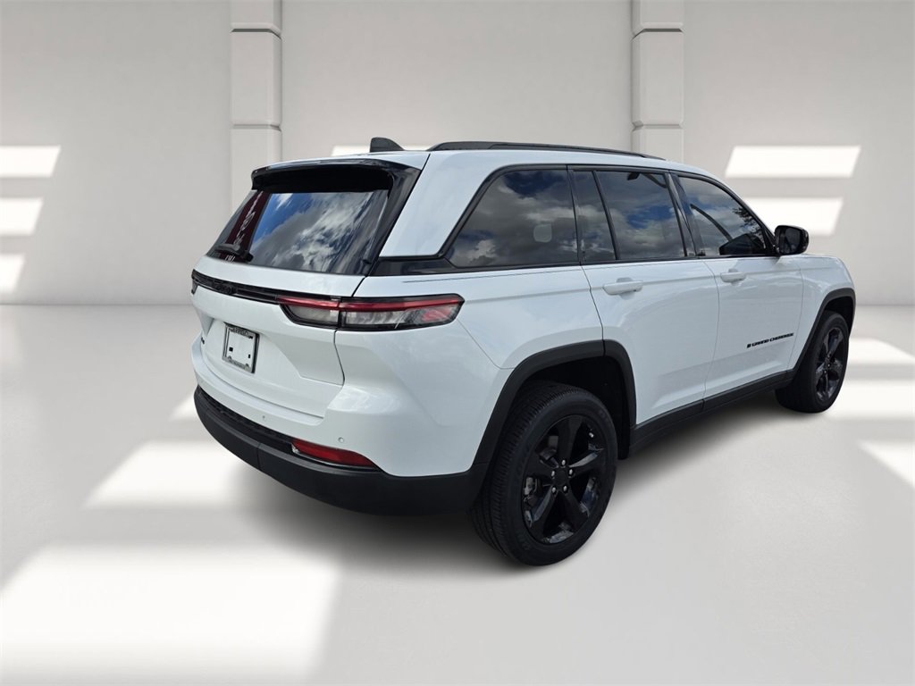 Used 2022 Jeep Grand Cherokee Altitude image 4