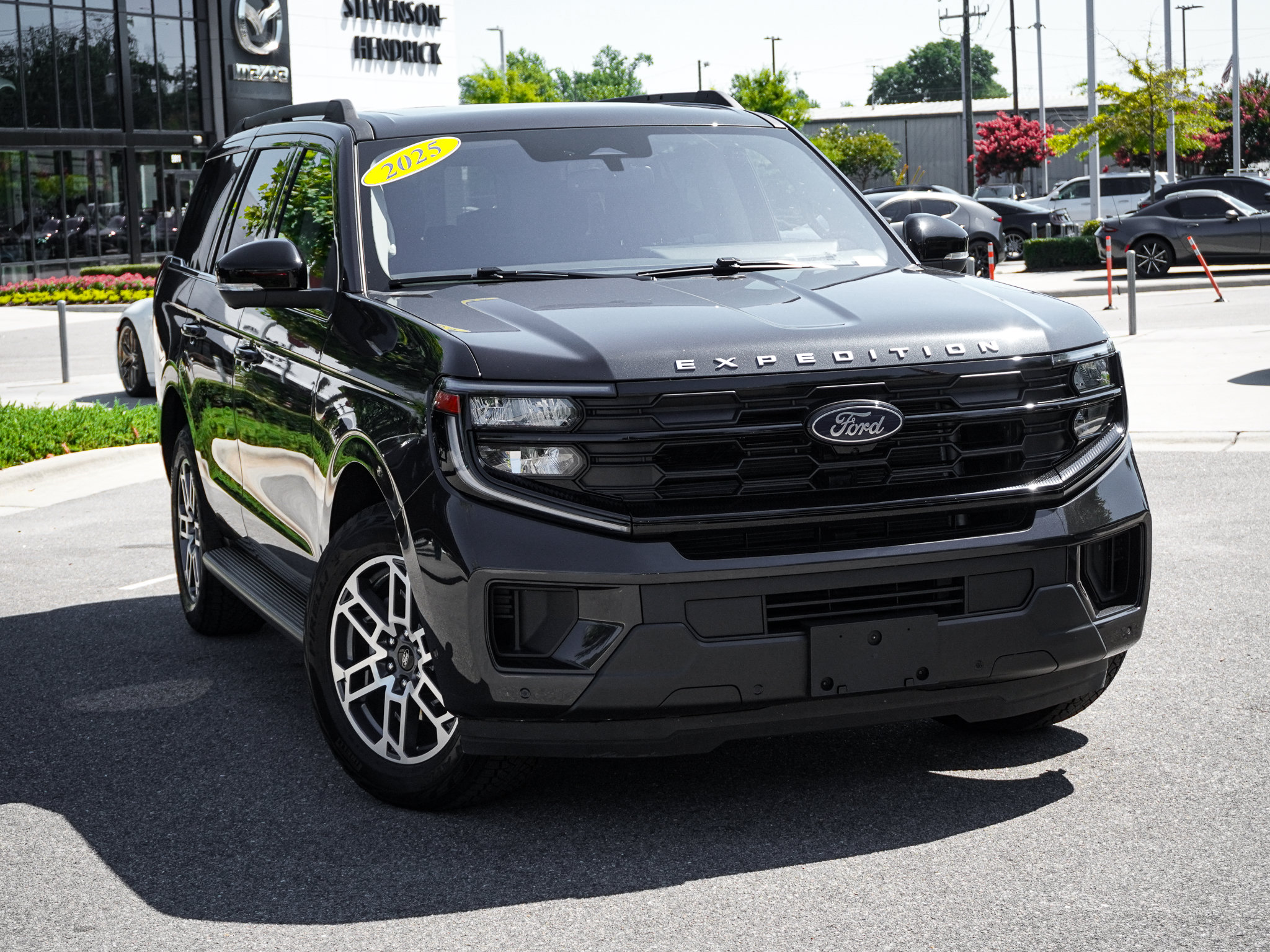 Used 2025 Ford Expedition Active AWD/4WD image 2