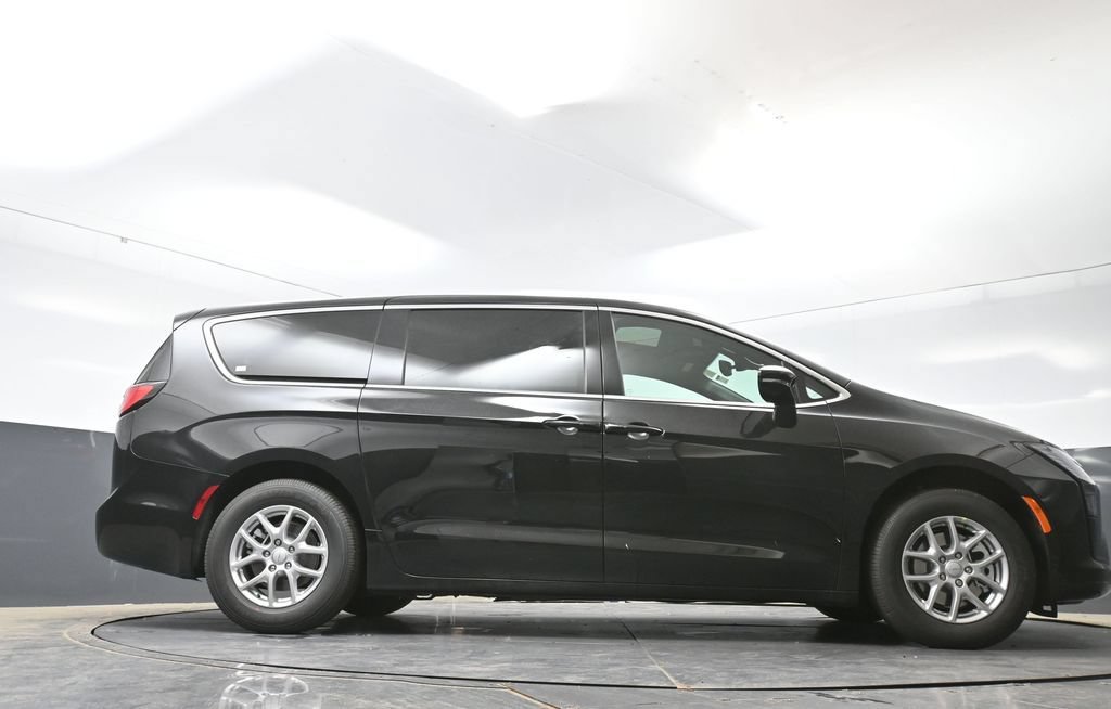 New 2027 Chrysler Pacifica Select w/ Family Tech Group FWD image 40