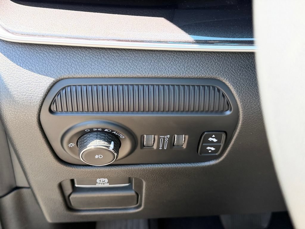 Used 2023 Jeep Wagoneer 2WD w/ Premium Group I image 11