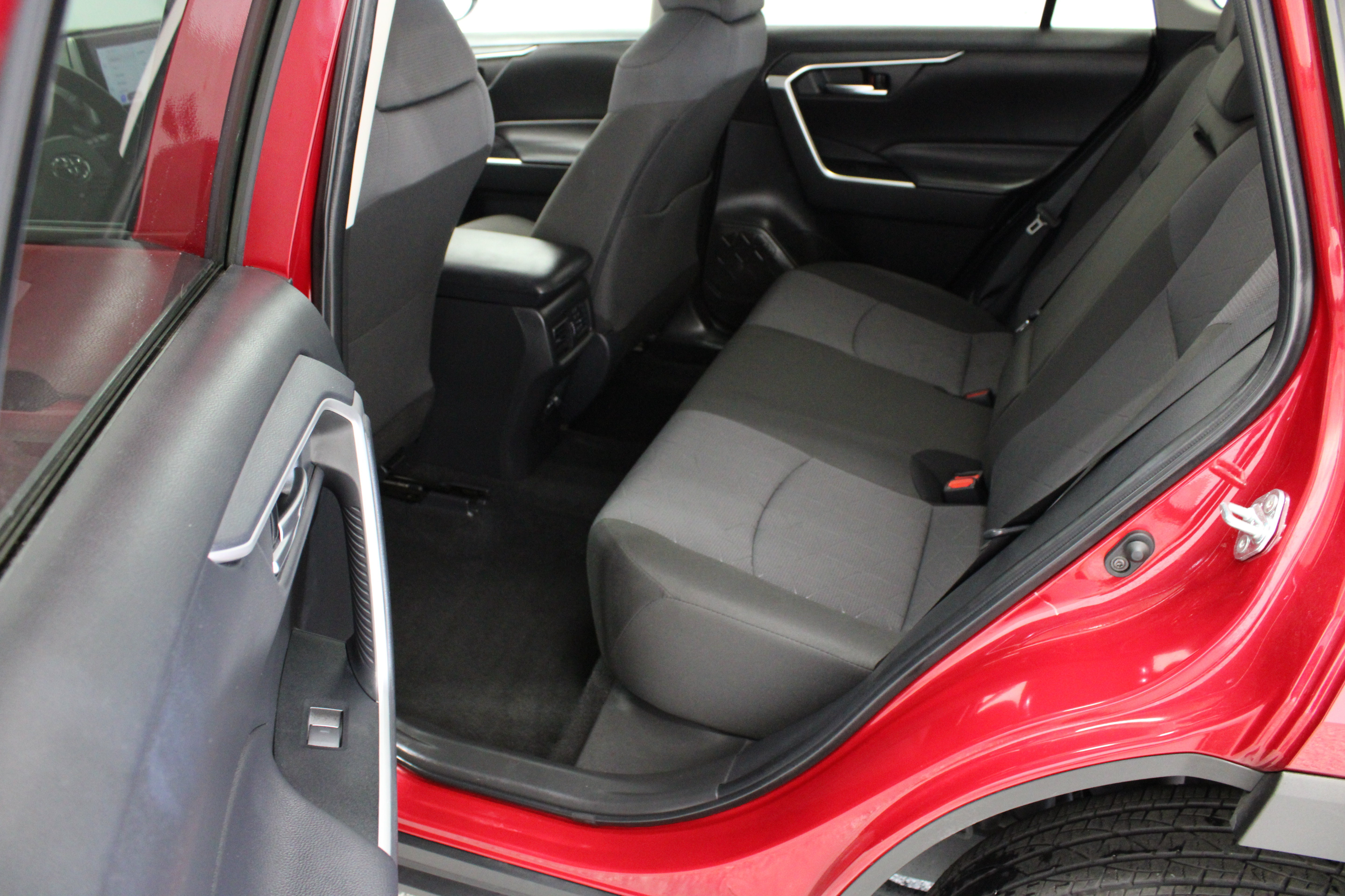 Used 2025 Toyota RAV4 XLE FWD image 28