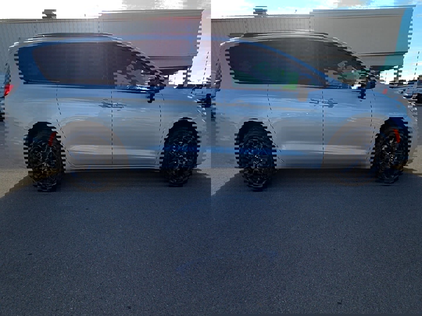 New 2026 Chrysler Pacifica Select w/ S Appearance Package image 4