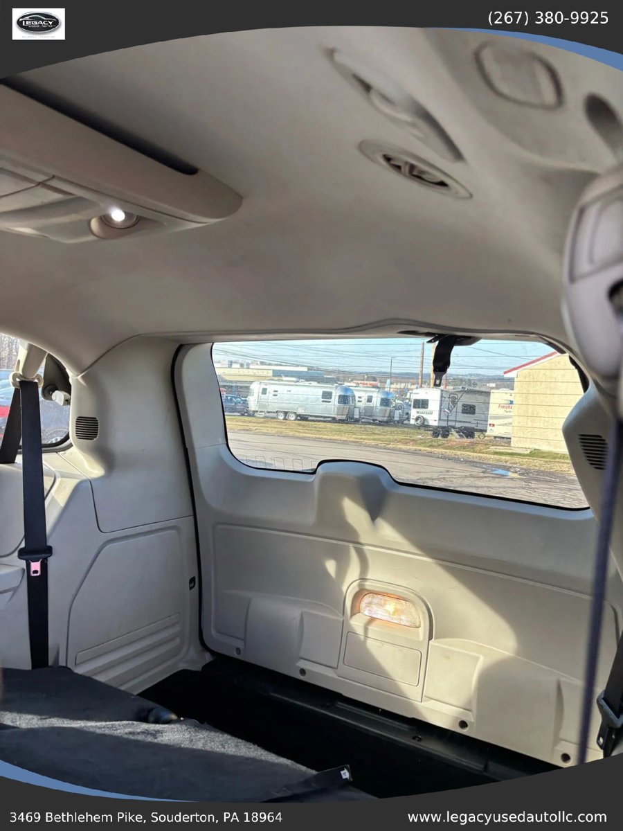 Used 2016 Chrysler Town & Country Touring FWD image 40