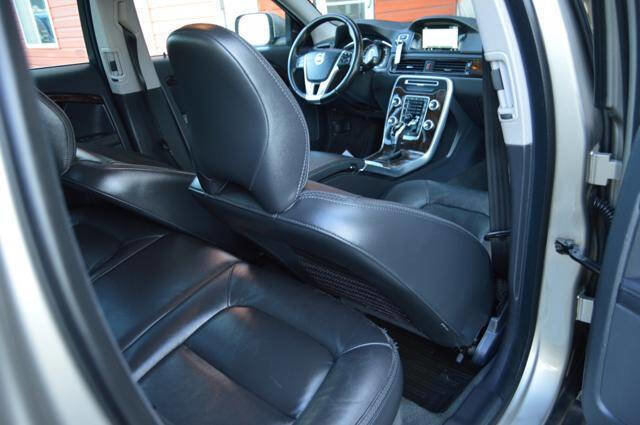Used 2016 Volvo XC70 T5 Premier w/ Proximity Package image 53