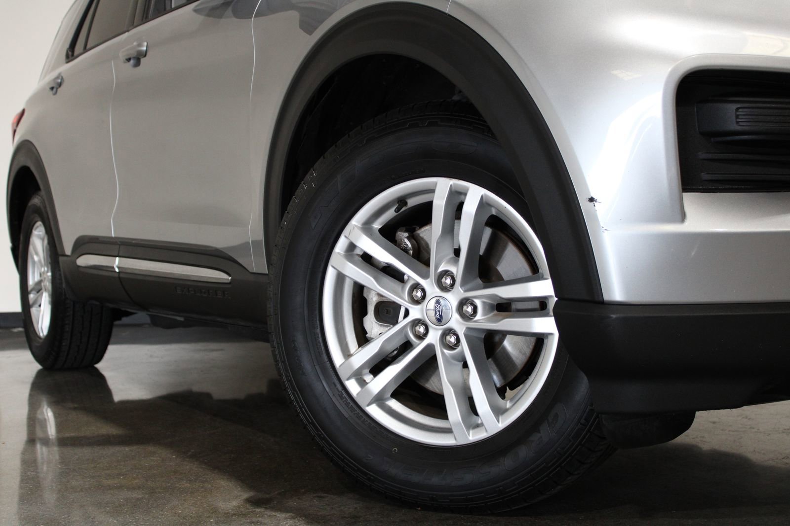 Used 2020 Ford Explorer XLT image 3