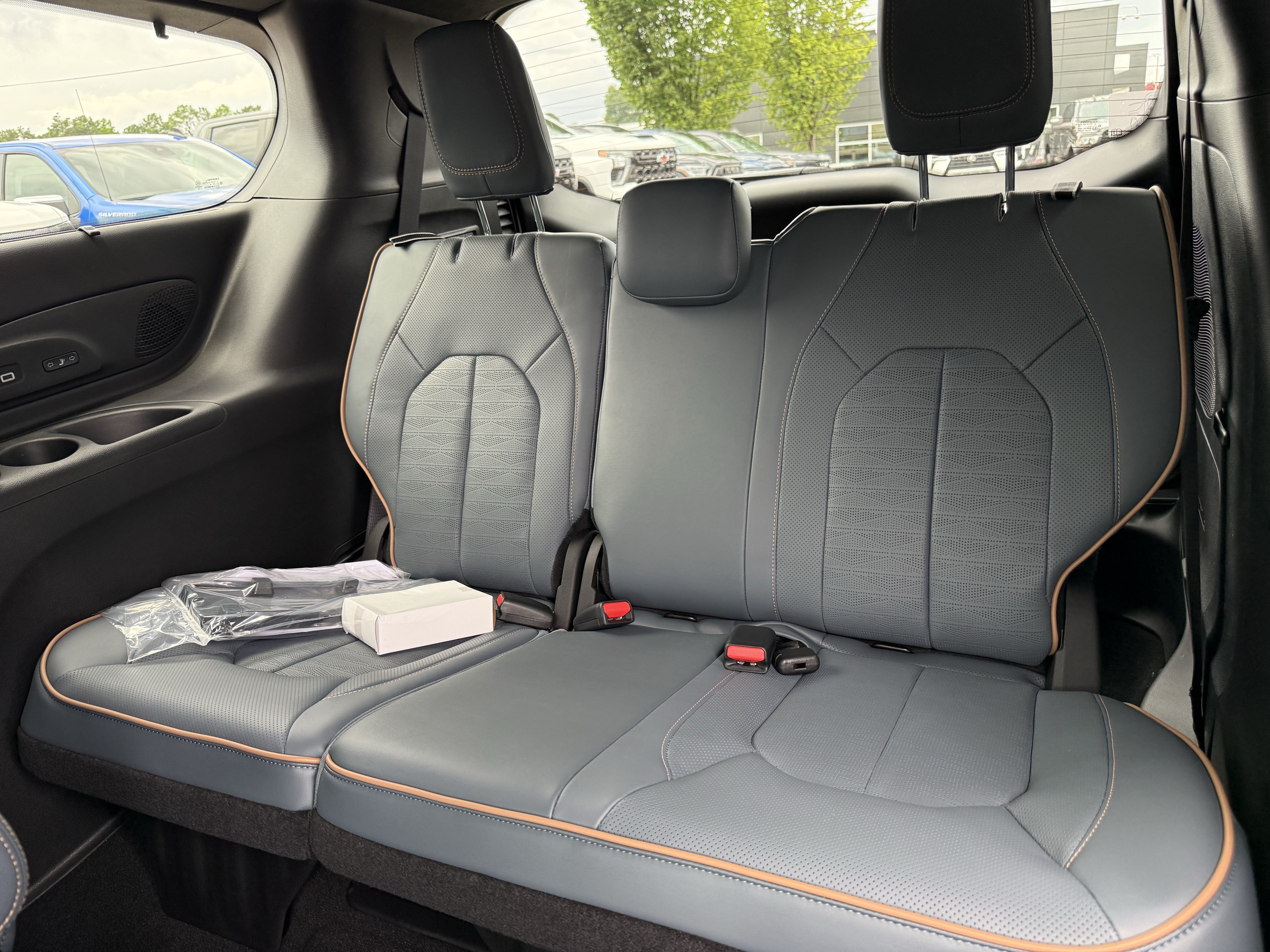 New 2027 Chrysler Pacifica Pinnacle w/ Theater Group FWD image 32