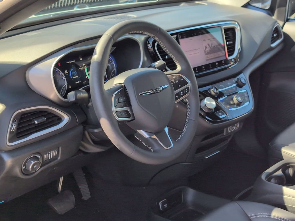 Used 2025 Chrysler Pacifica Select image 15