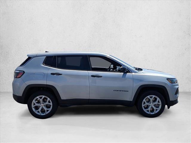 Used 2024 Jeep Compass Sport image 4