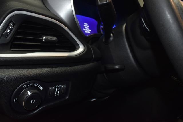 Certified 2025 Chrysler Pacifica Select image 28