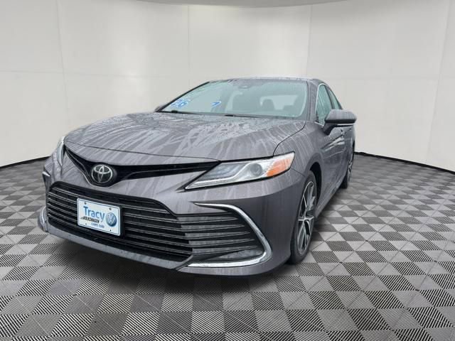 Used 2022 Toyota Camry XLE image 3