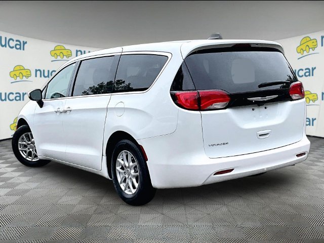 Used 2023 Chrysler Voyager LX FWD image 4