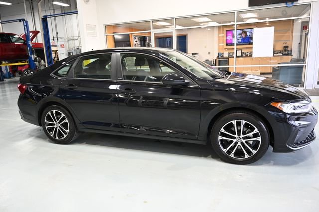 Used 2025 Volkswagen Jetta Sport image 4
