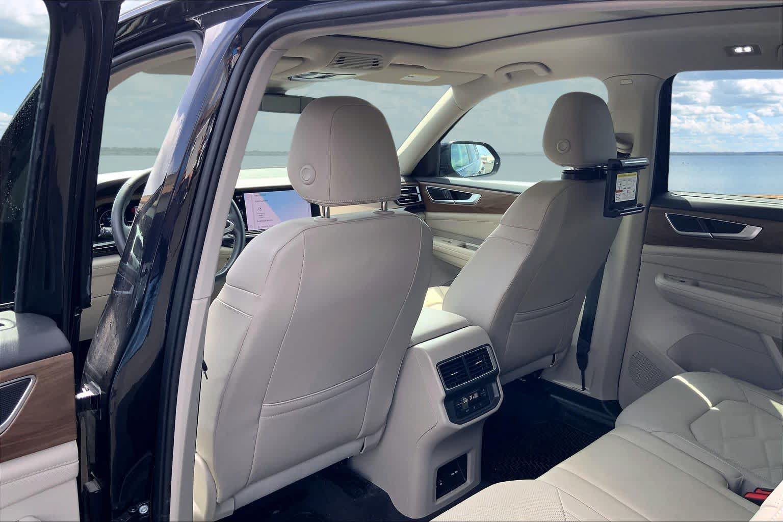 Used 2024 Volkswagen Atlas SE w/ Panoramic Sunroof Package FWD image 12