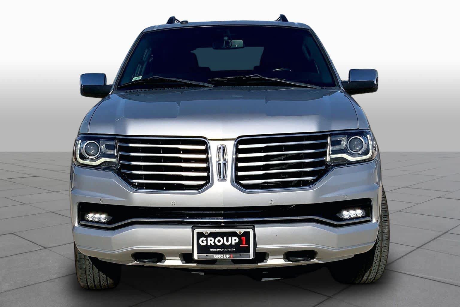 Used 2017 Lincoln Navigator Select RWD image 4