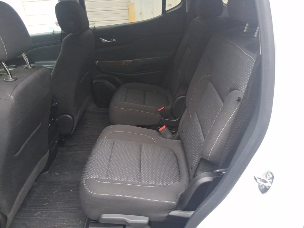 Used 2022 GMC Acadia SLE w/ Driver Convenience Package FWD image 16