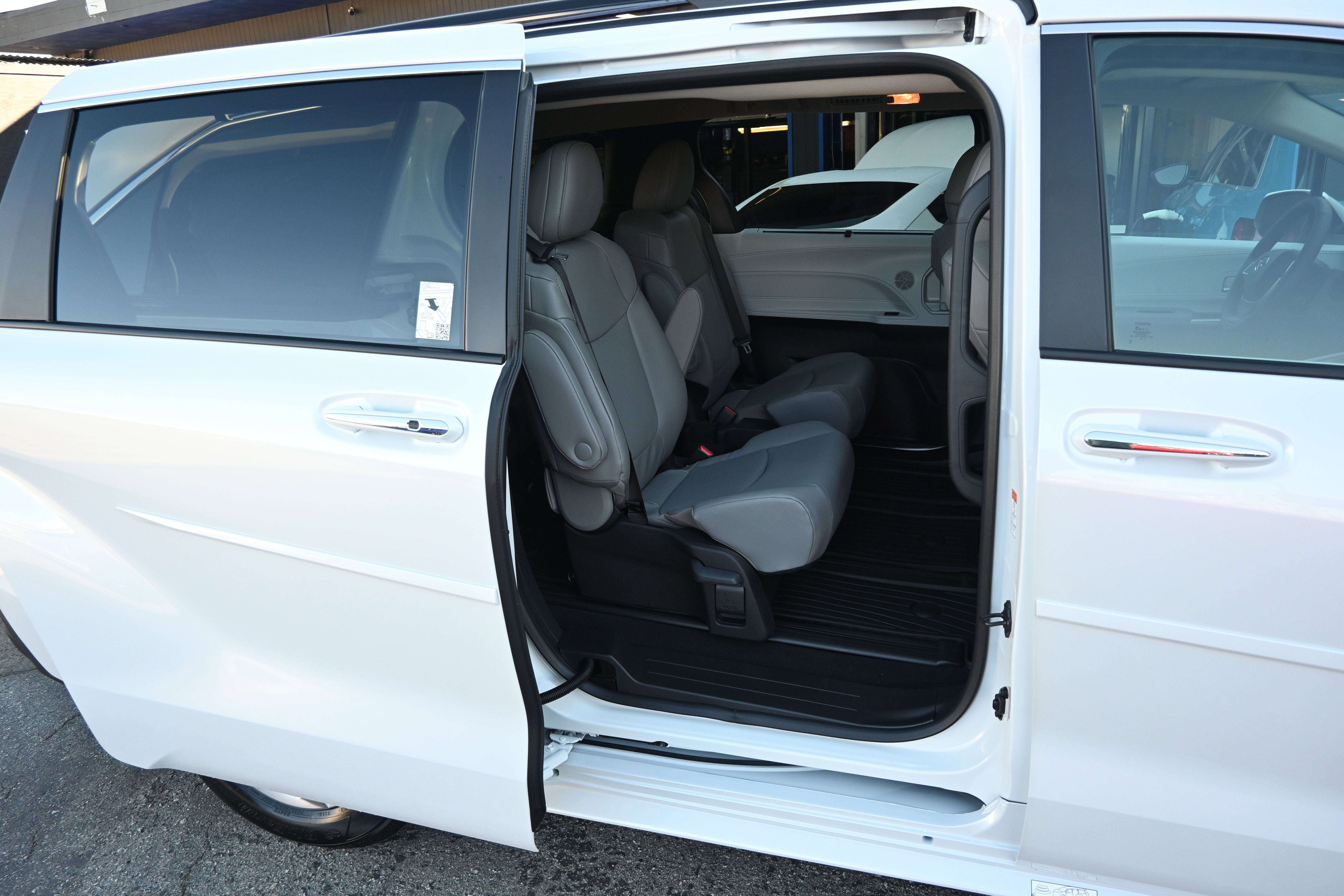Used 2026 Toyota Sienna XLE image 33