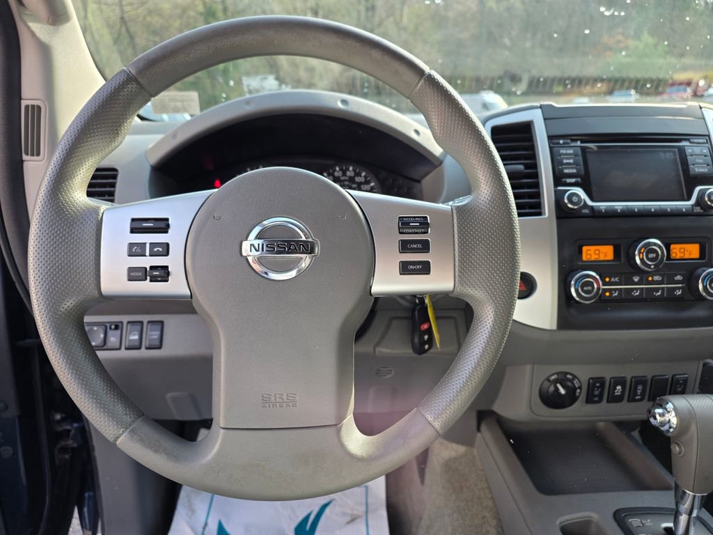 Used 2015 Nissan Frontier SV w/ SV Value Truck Package AWD/4WD image 9