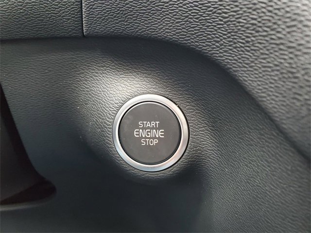 Used 2025 Volvo XC40 B5 Core image 21