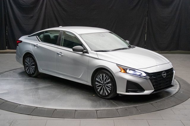 Used 2024 Nissan Altima 2.5 SV image 2