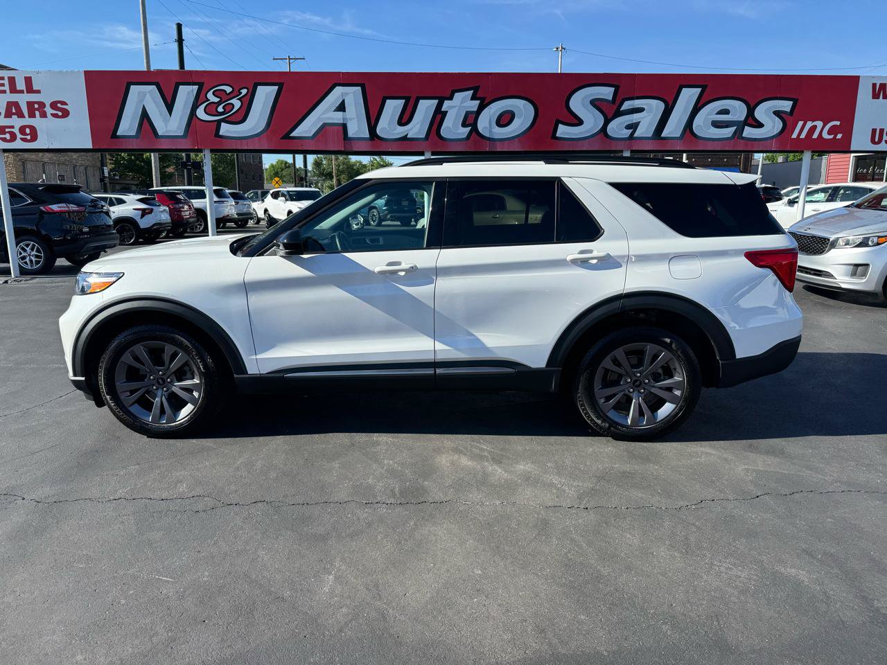 Used 2024 Ford Explorer XLT w/ Equipment Group 202A AWD/4WD image 8