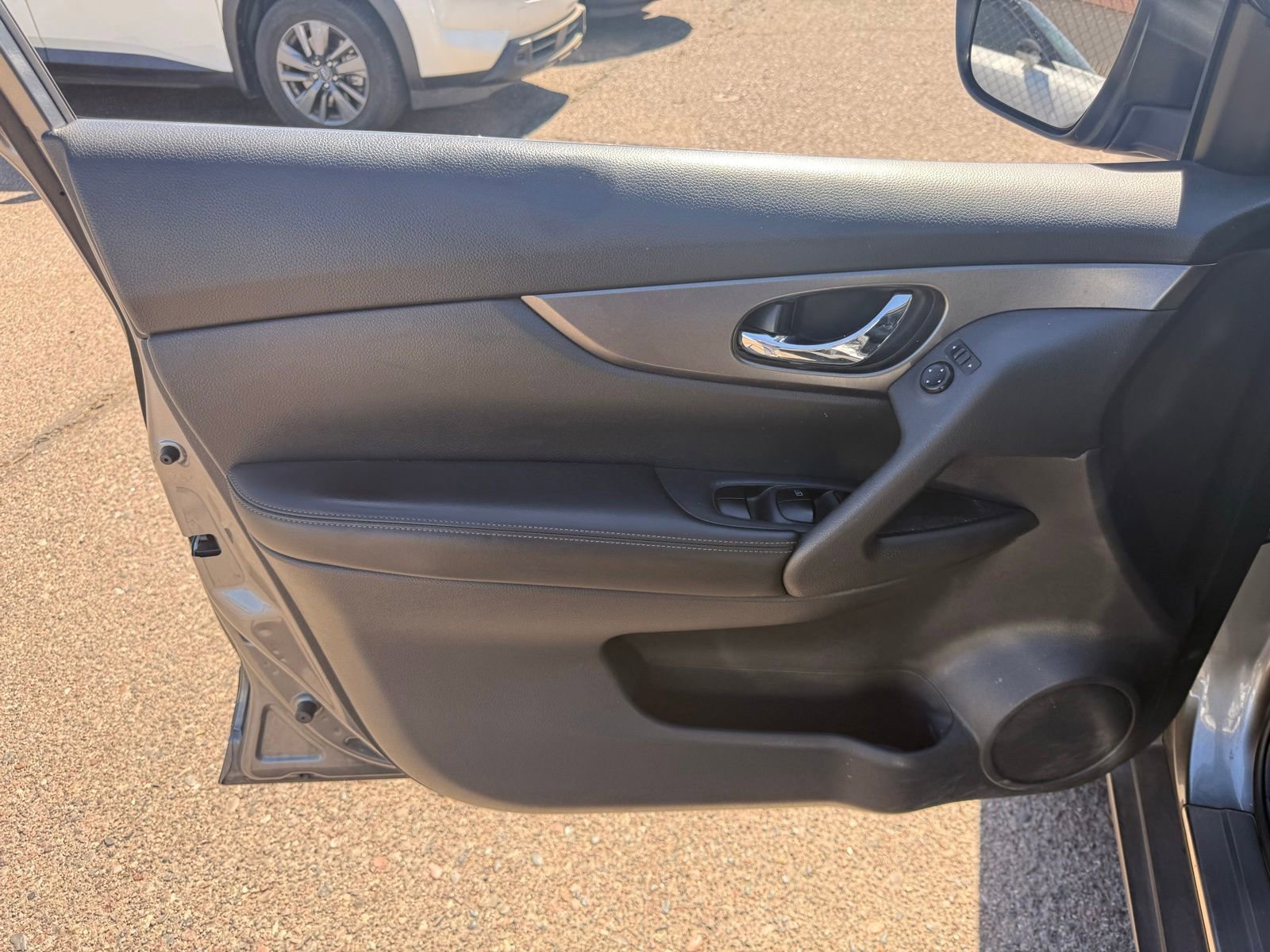 Used 2016 Nissan Rogue SV FWD image 15