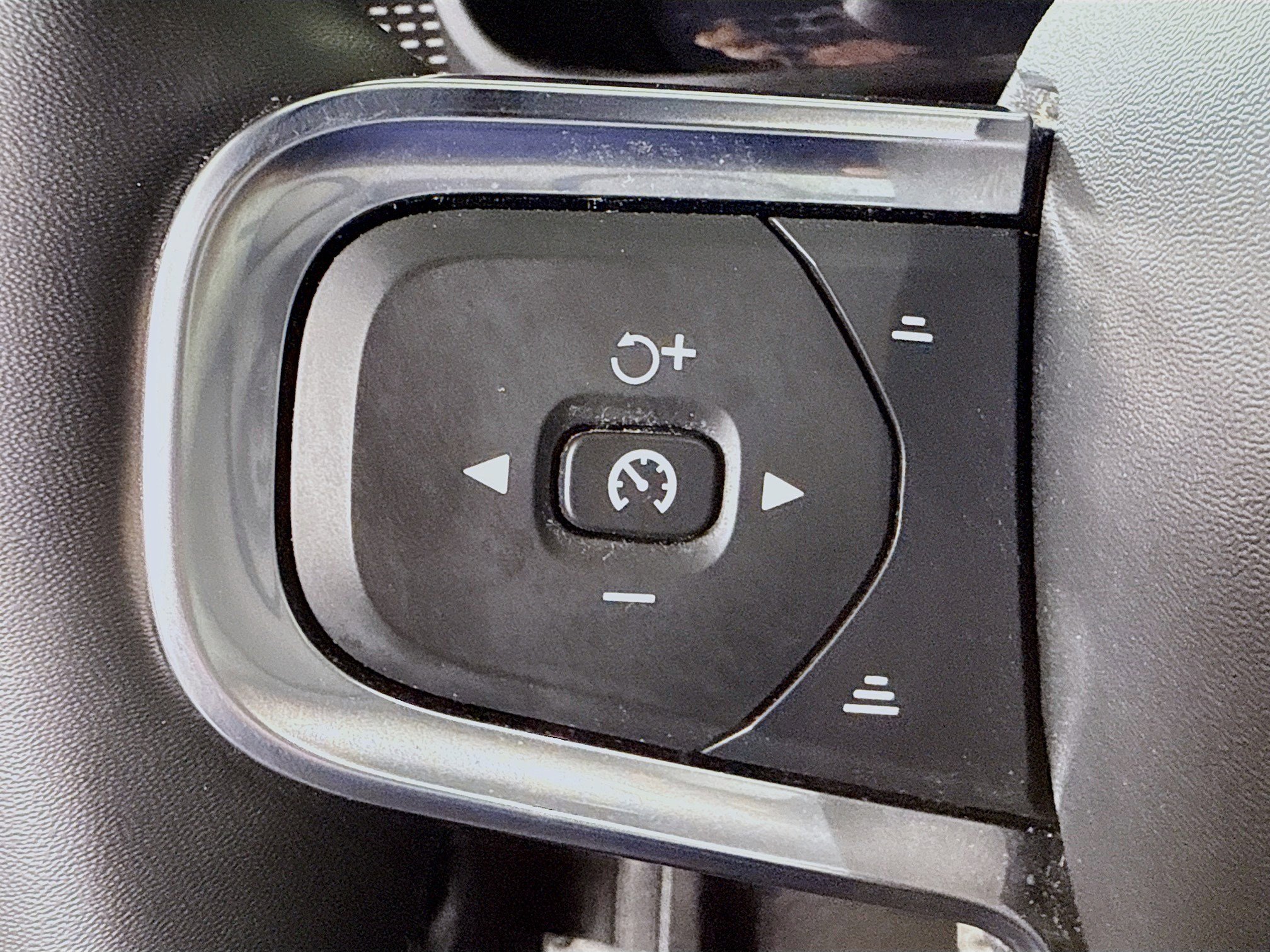 Used 2022 Volvo XC40 P8 Recharge Plus image 14