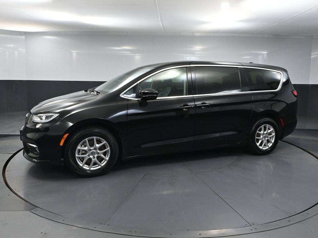Used 2024 Chrysler Pacifica Touring-L FWD image 8