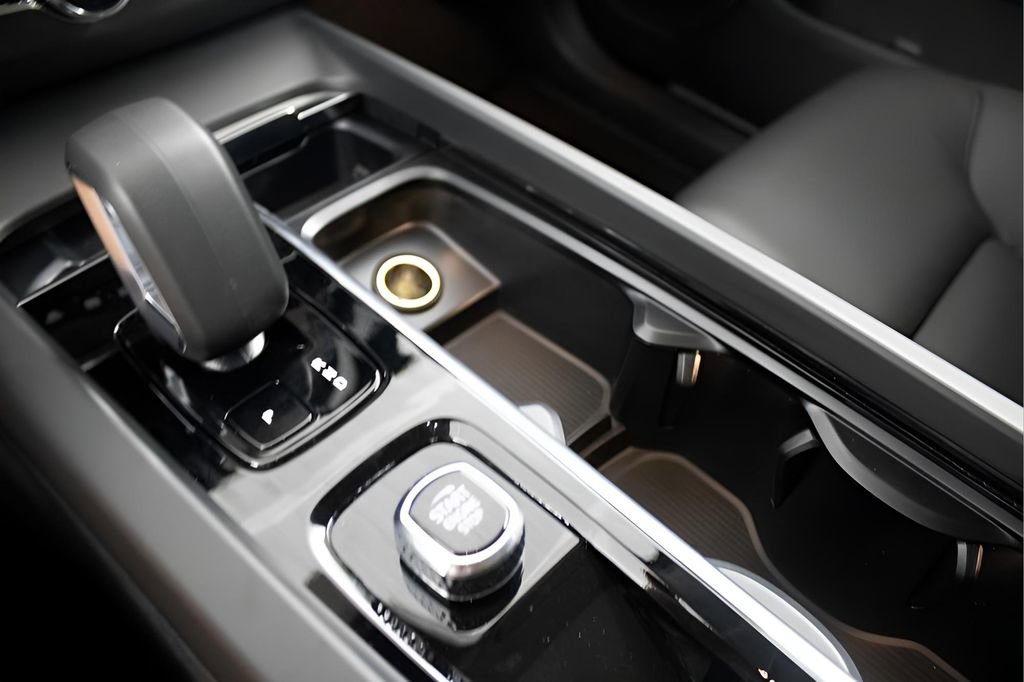 Certified 2025 Volvo XC60 T8 Plus w/ Protection Package Premier image 27