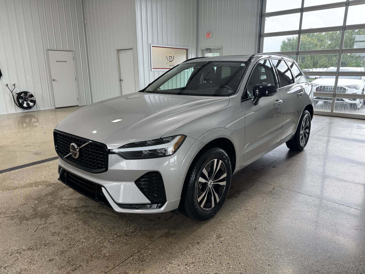 Used 2024 Volvo XC60 B5 Core AWD/4WD image 2