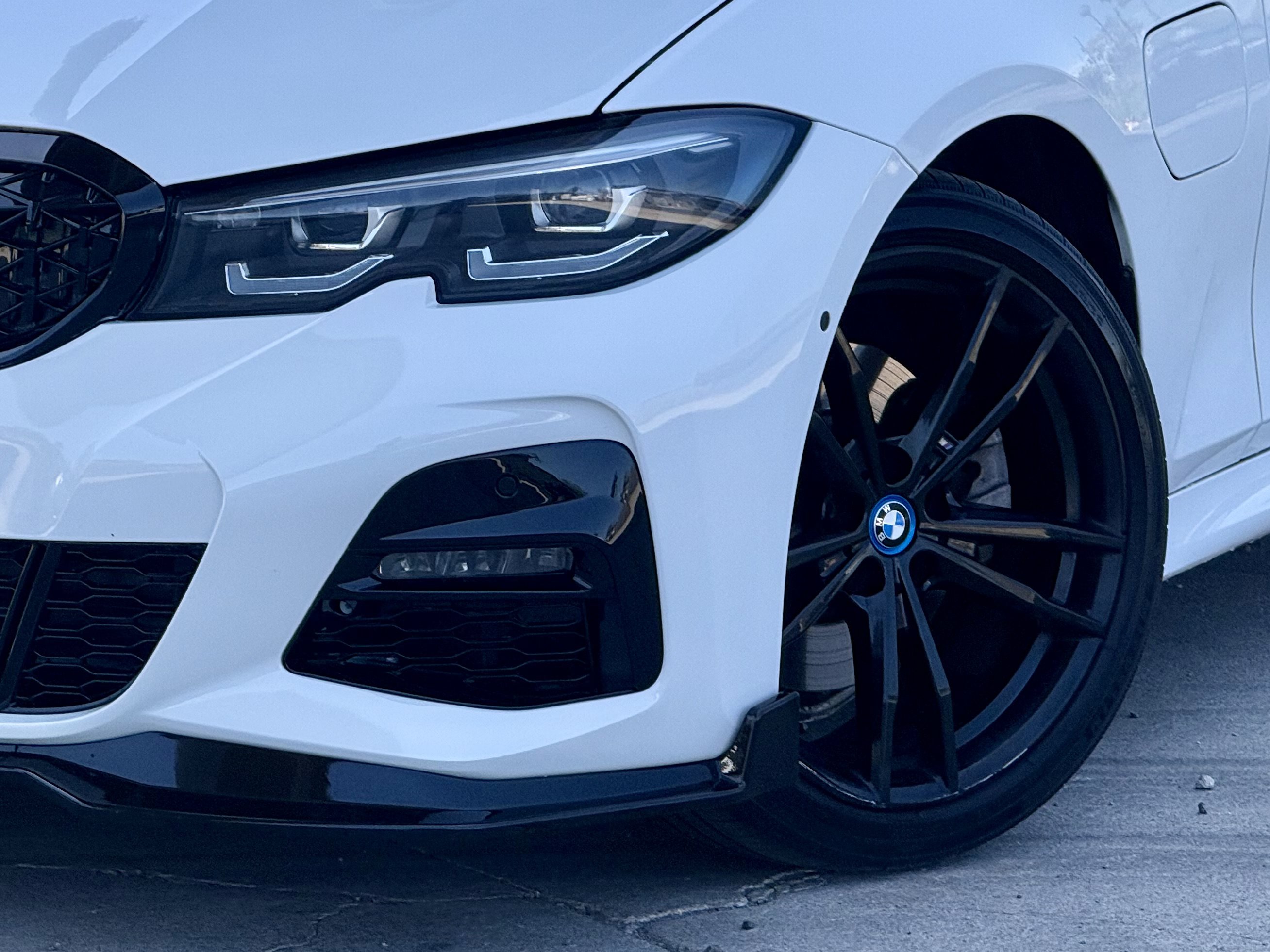 Used 2022 BMW 330e w/ M Sport Package RWD image 8