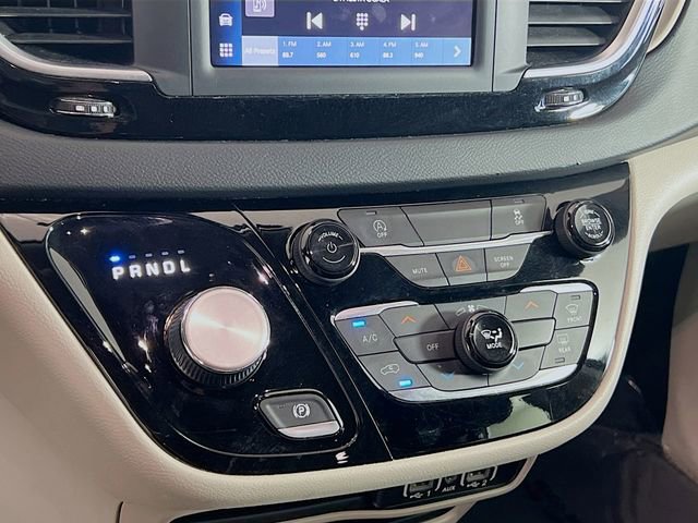 Used 2022 Chrysler Voyager LX image 13