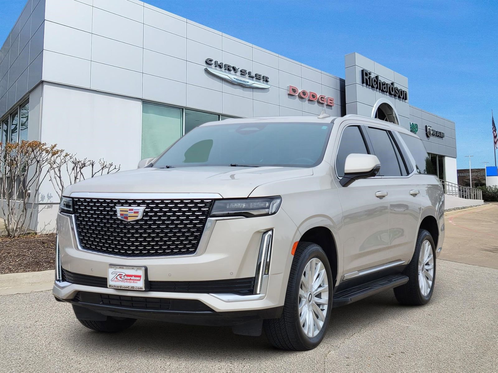 Used 2024 Cadillac Escalade Luxury w/ LPO, Floor Liner Package RWD image 2