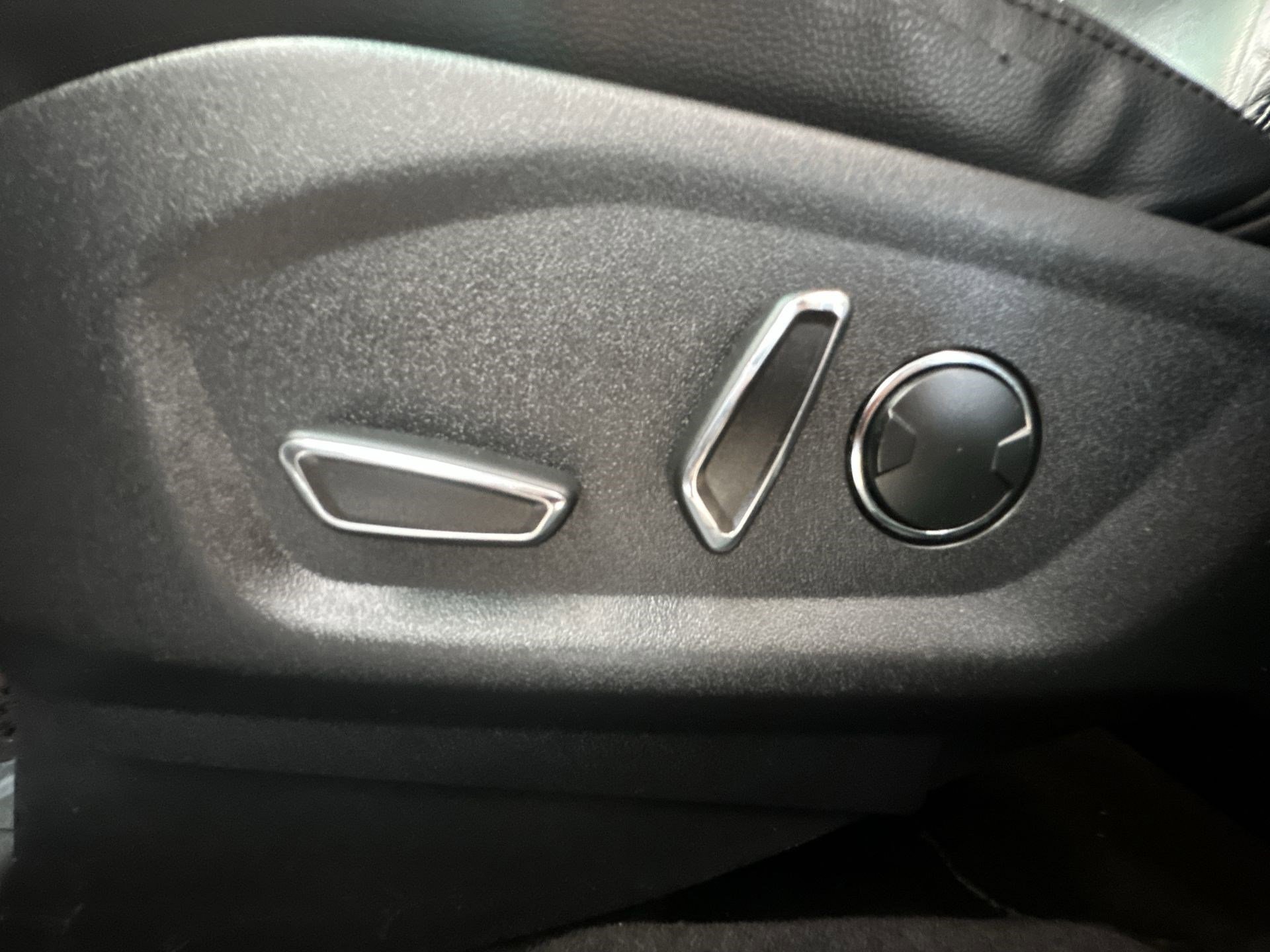 Used 2016 Ford Explorer XLT w/ Equipment Group 202A image 14