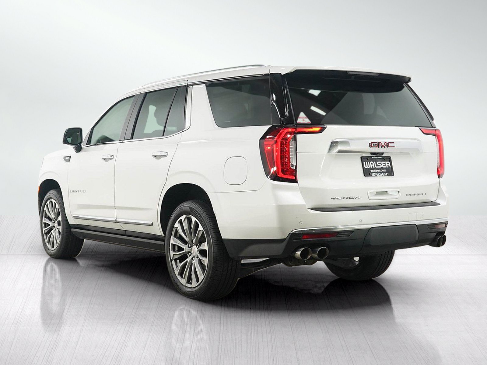 Used 2021 GMC Yukon Denali w/ Denali Premium Package AWD/4WD image 3