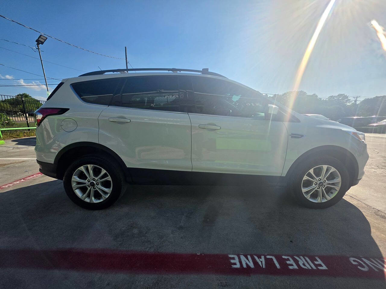 Used 2018 Ford Escape SE w/ SE Sync 3 Package AWD/4WD image 16