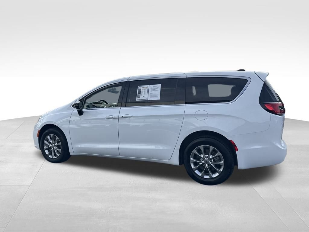 Used 2024 Chrysler Pacifica Touring-L image 9
