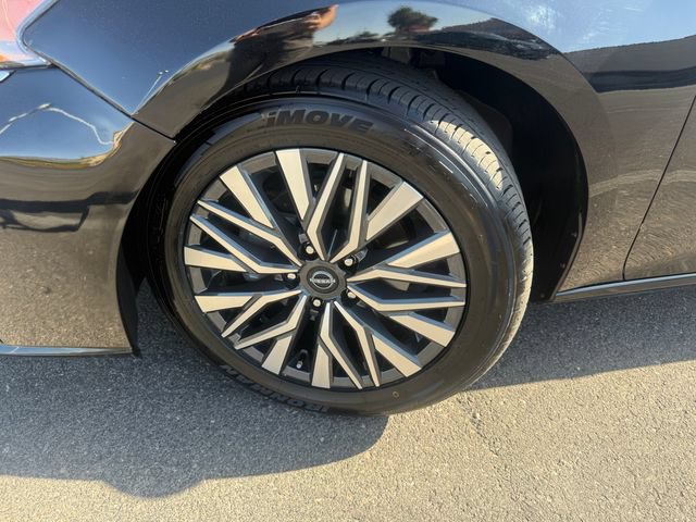 Used 2025 Nissan Altima 2.5 SV FWD image 12