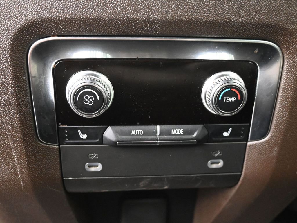 Used 2023 GMC Yukon XL SLT w/ SLT Luxury Package AWD/4WD image 31