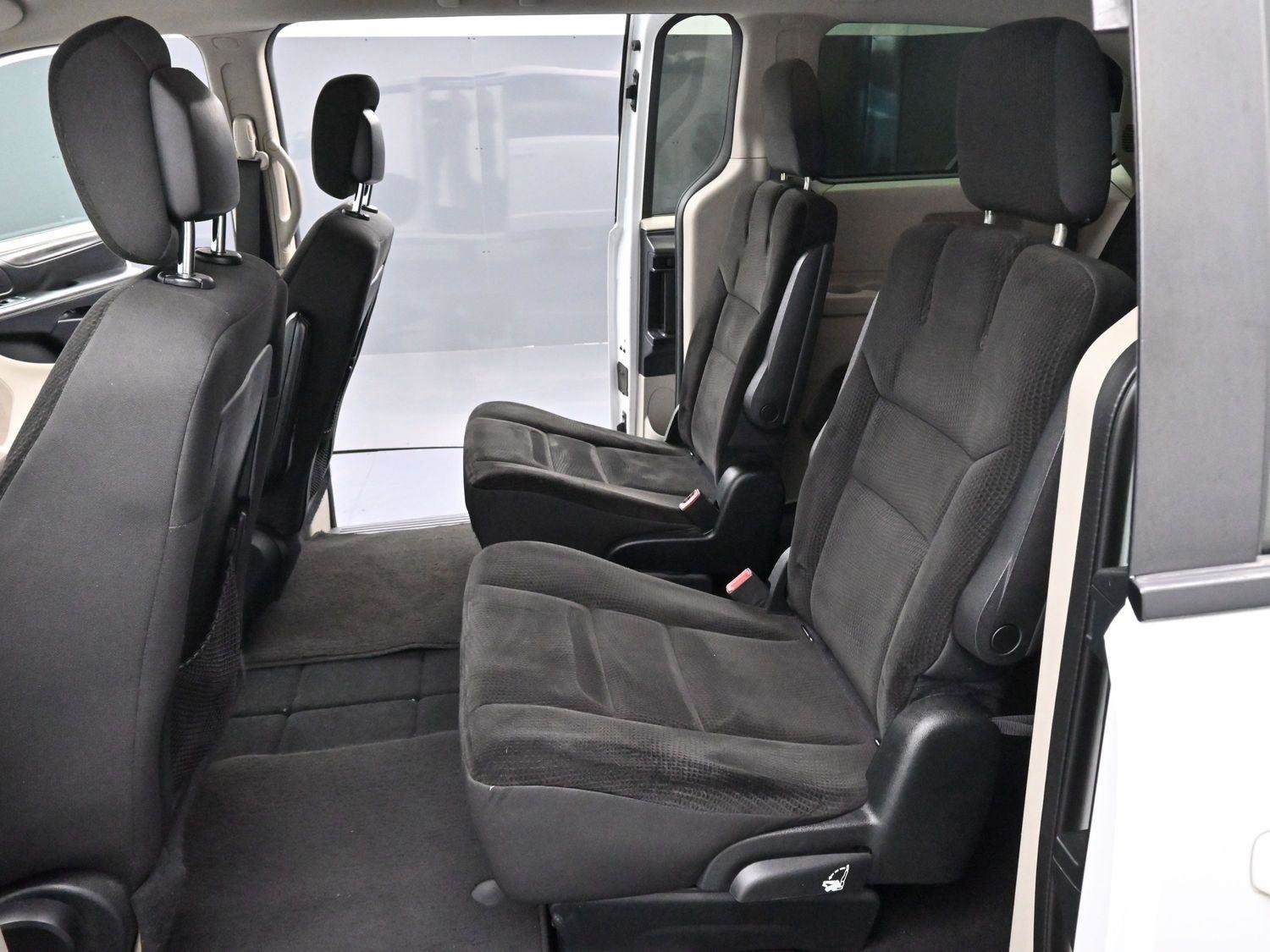 Used 2018 Dodge Grand Caravan SE w/ UConnect Hands-Free Group image 25